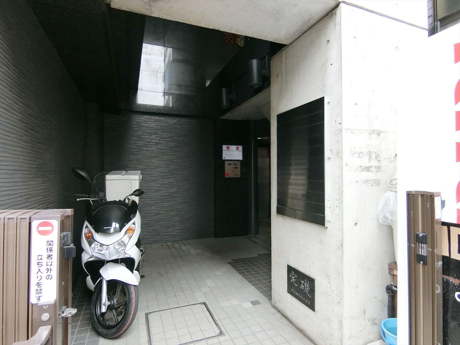 オフィスビル出入り口