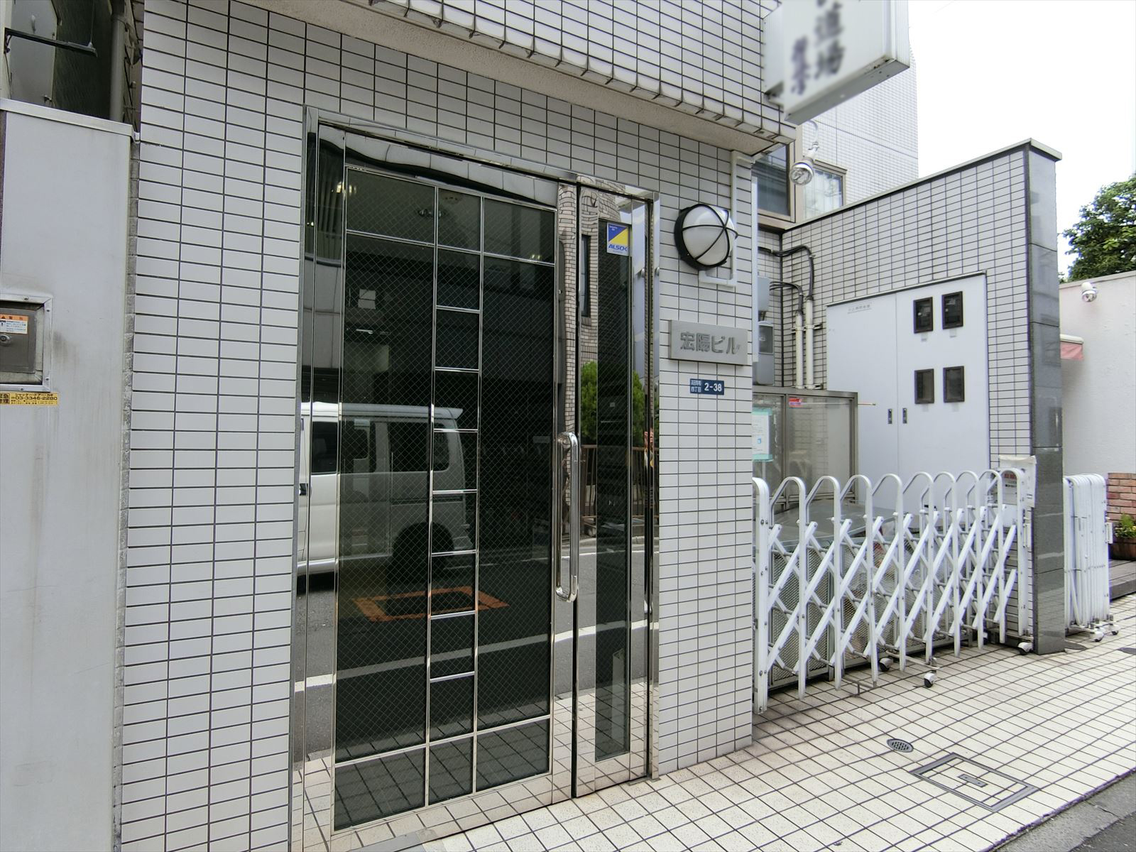 オフィスビル出入り口