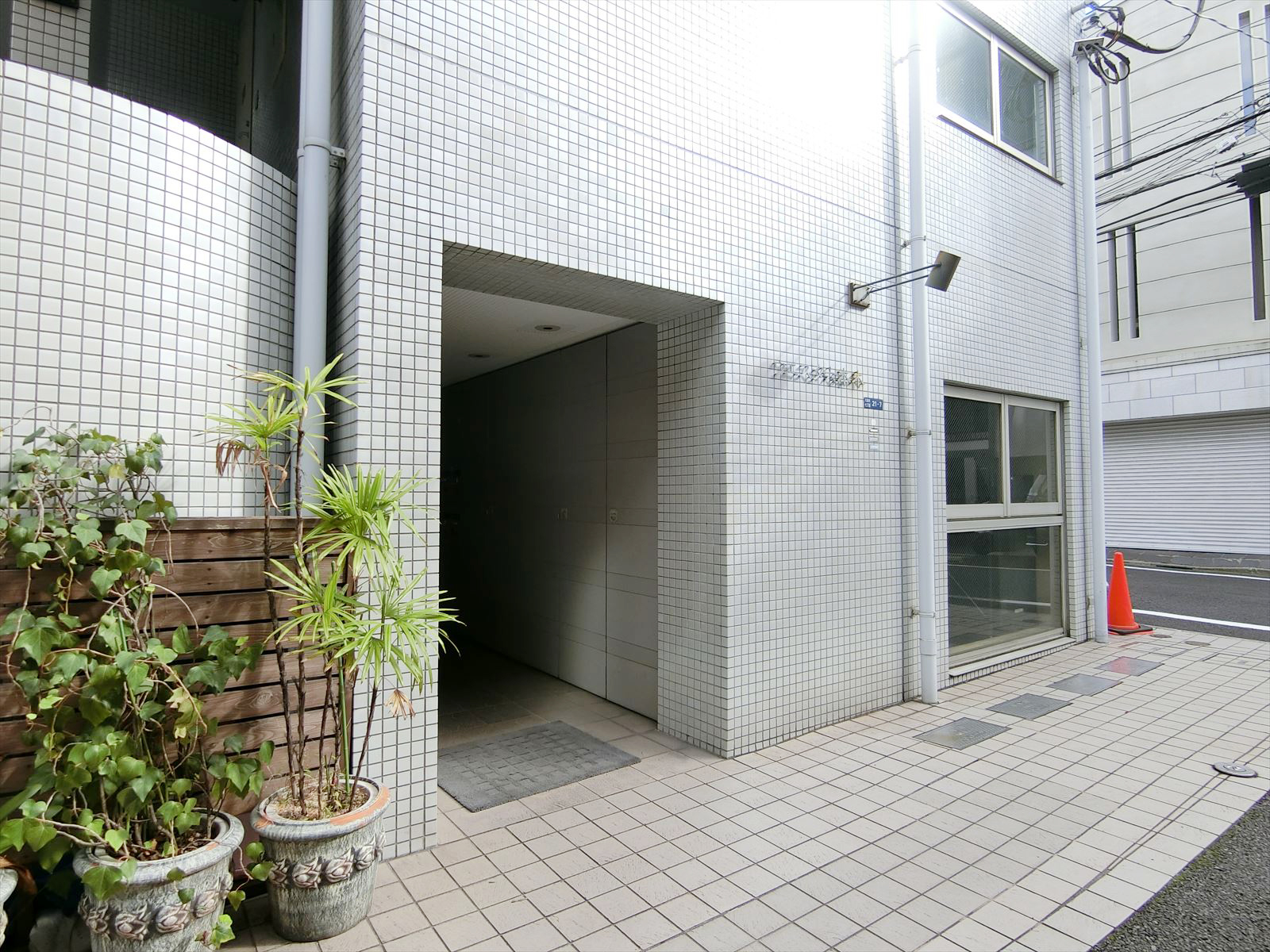 オフィスビル出入り口