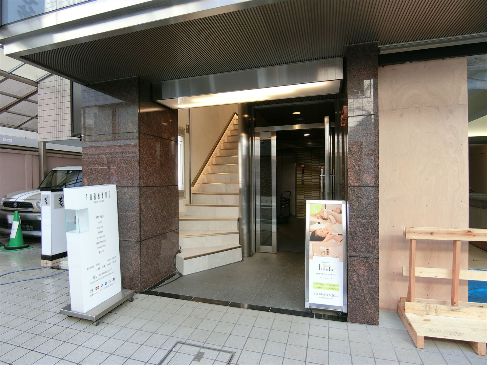 オフィスビル出入口