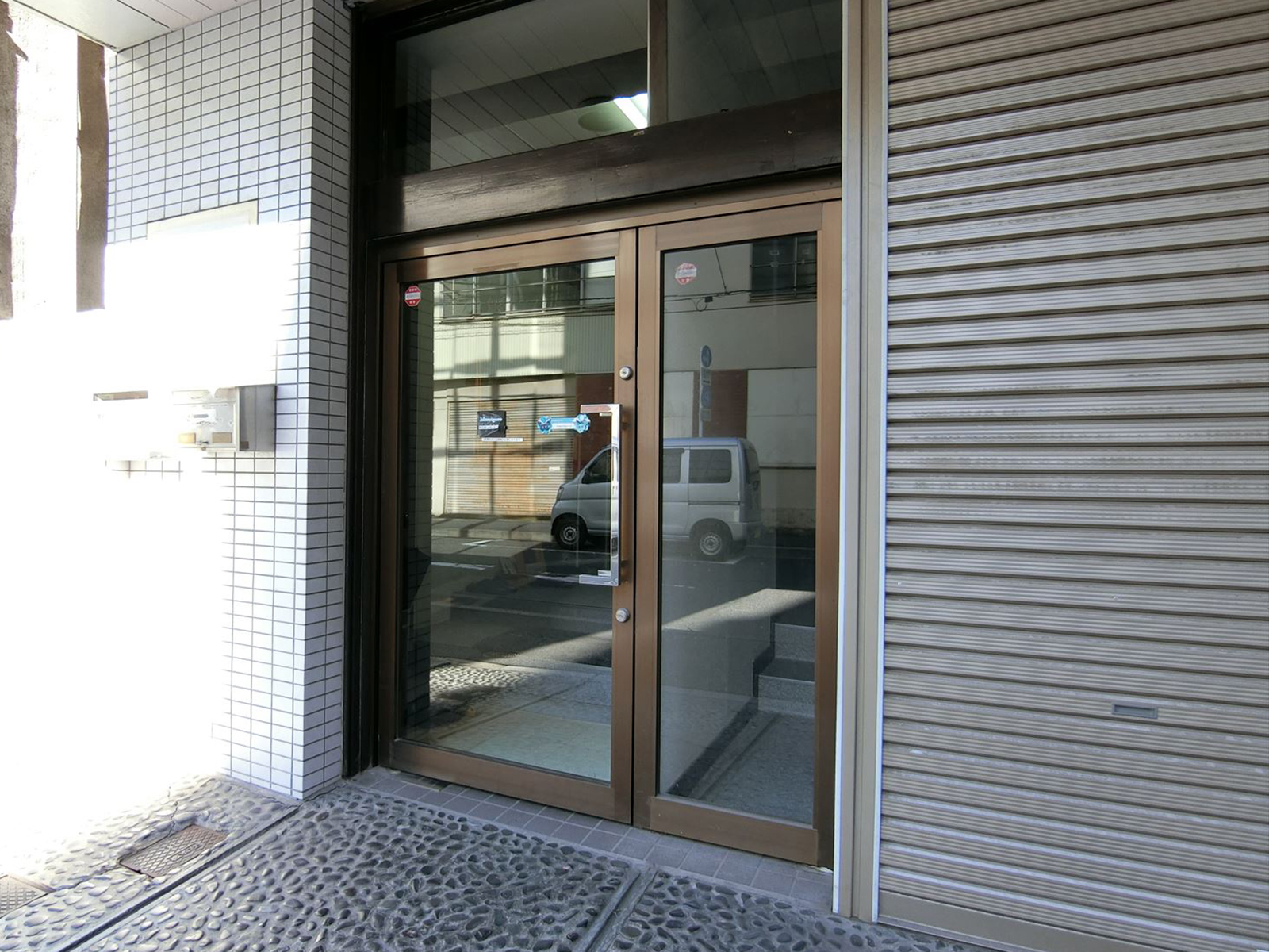 オフィスビル出入り口
