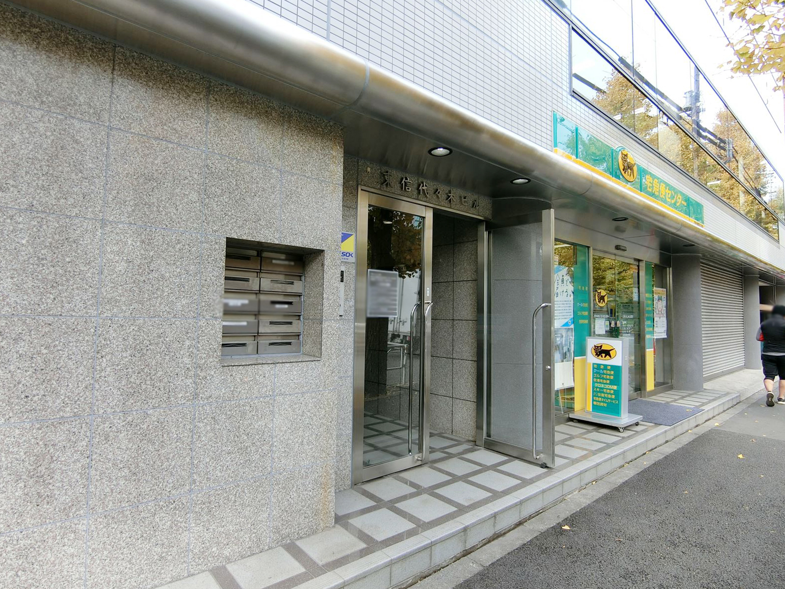 オフィスビル出入り口