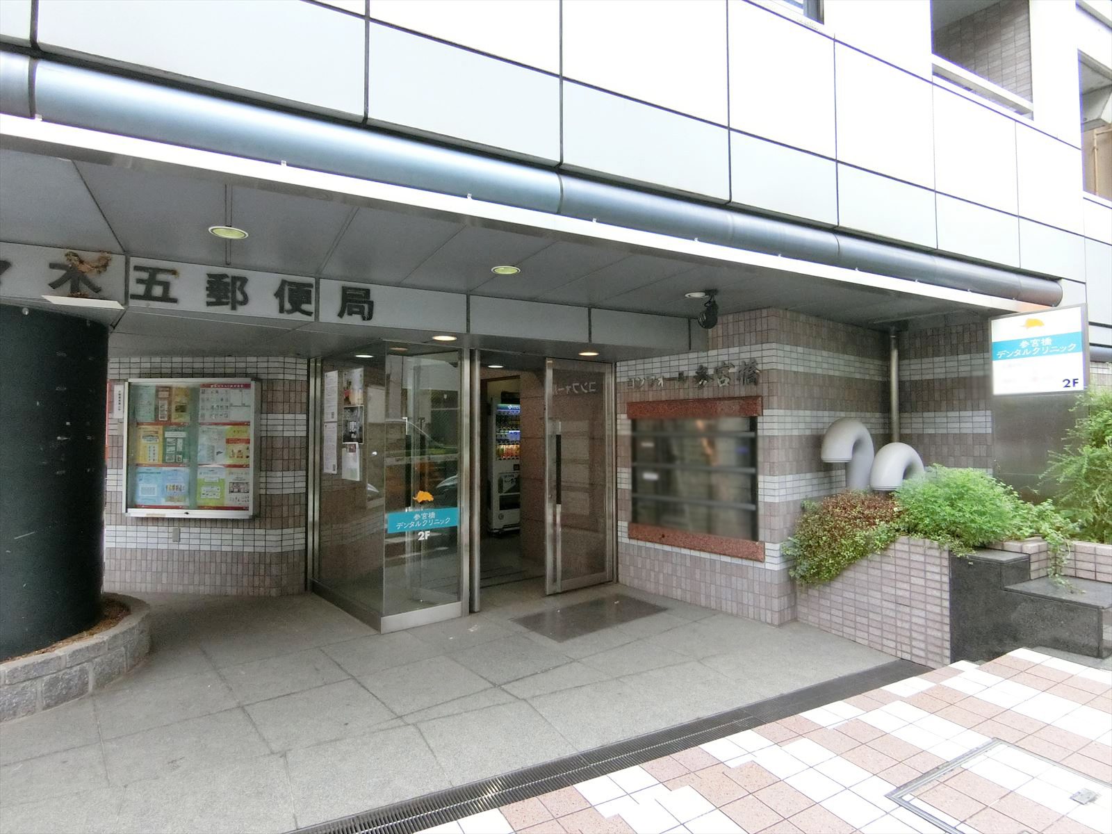 オフィスビル出入り口