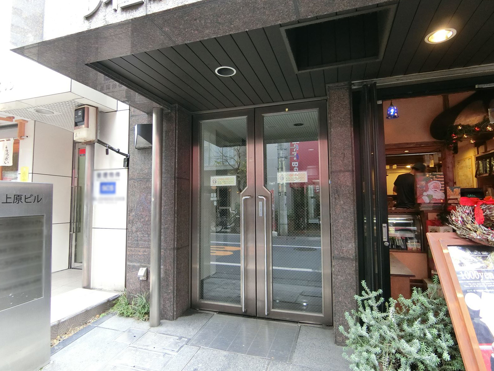 オフィスビル出入り口
