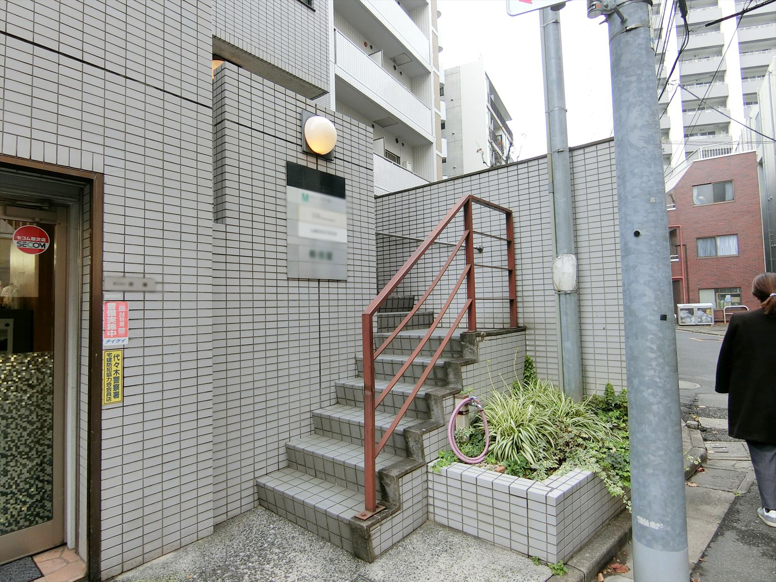 出入口前の階段