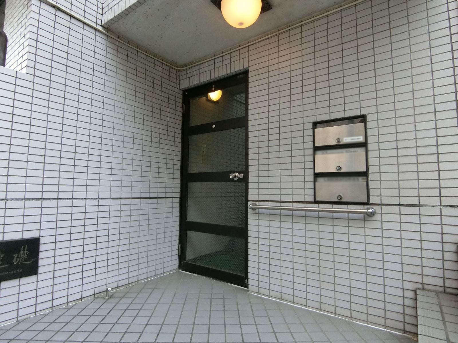 オフィスビル出入り口