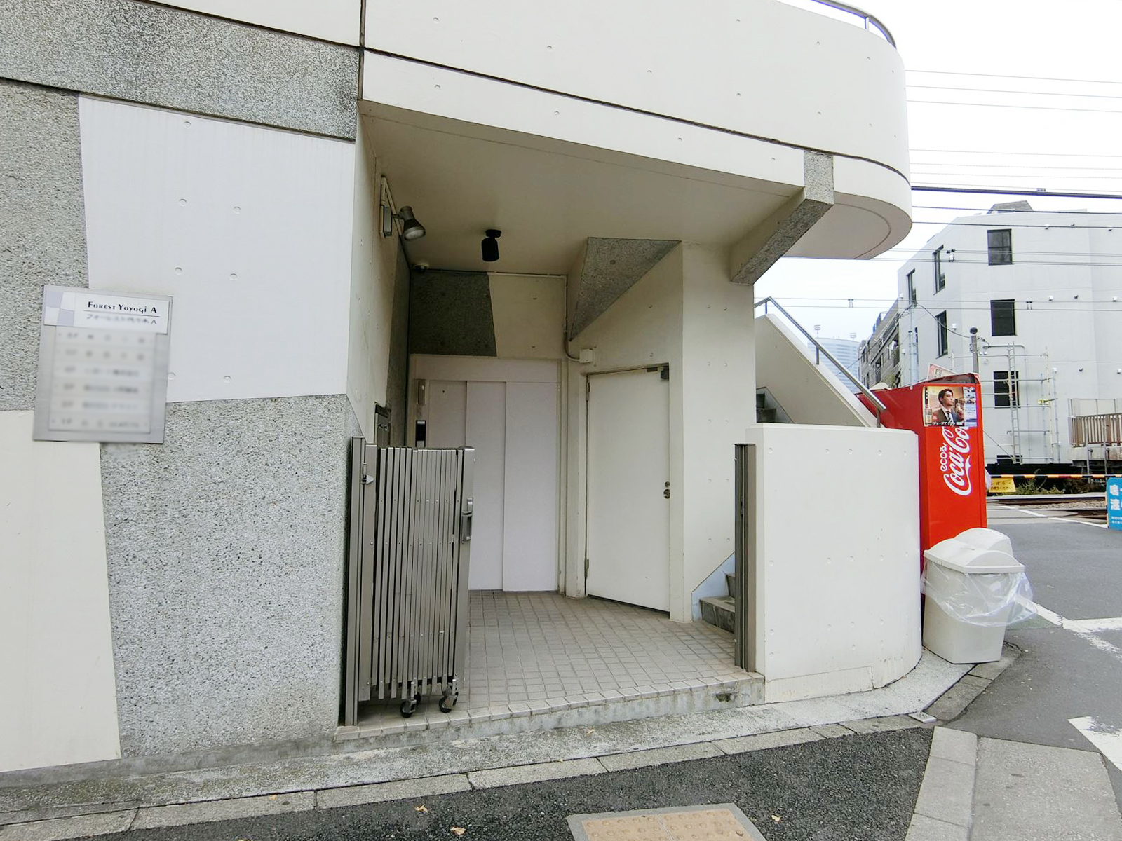 オフィスビル出入り口