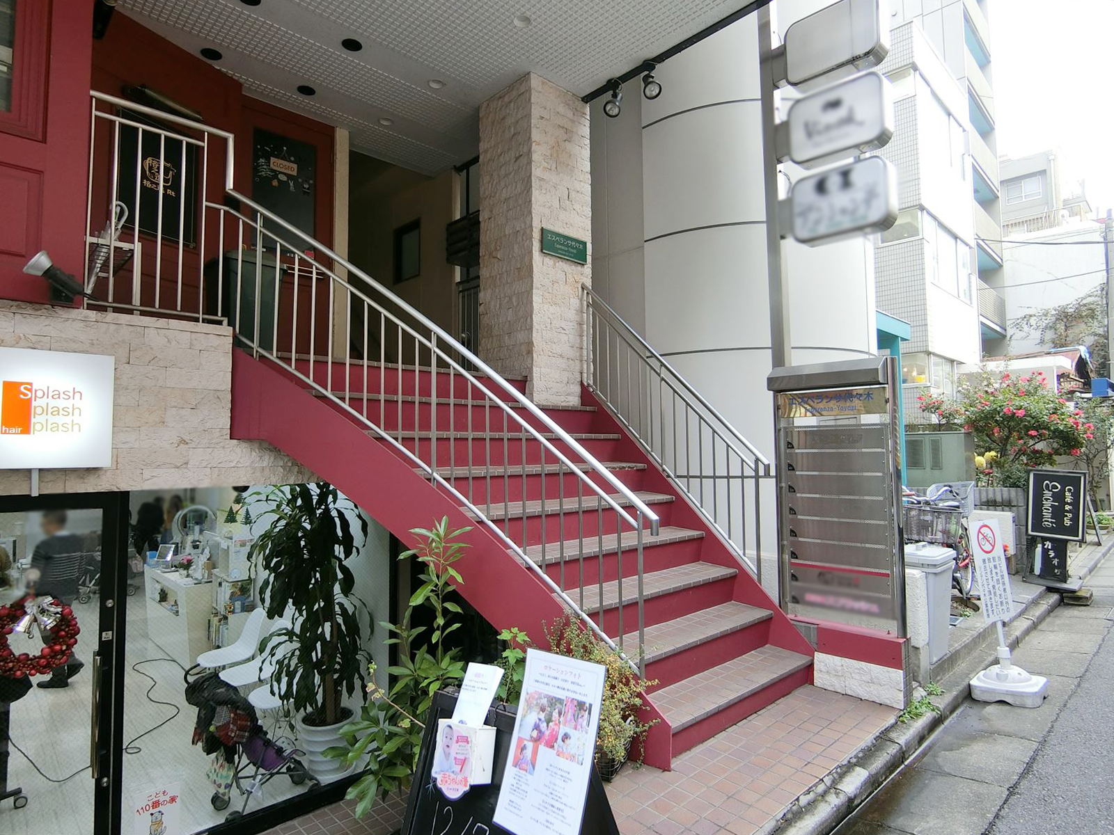 オフィスビル出入り口