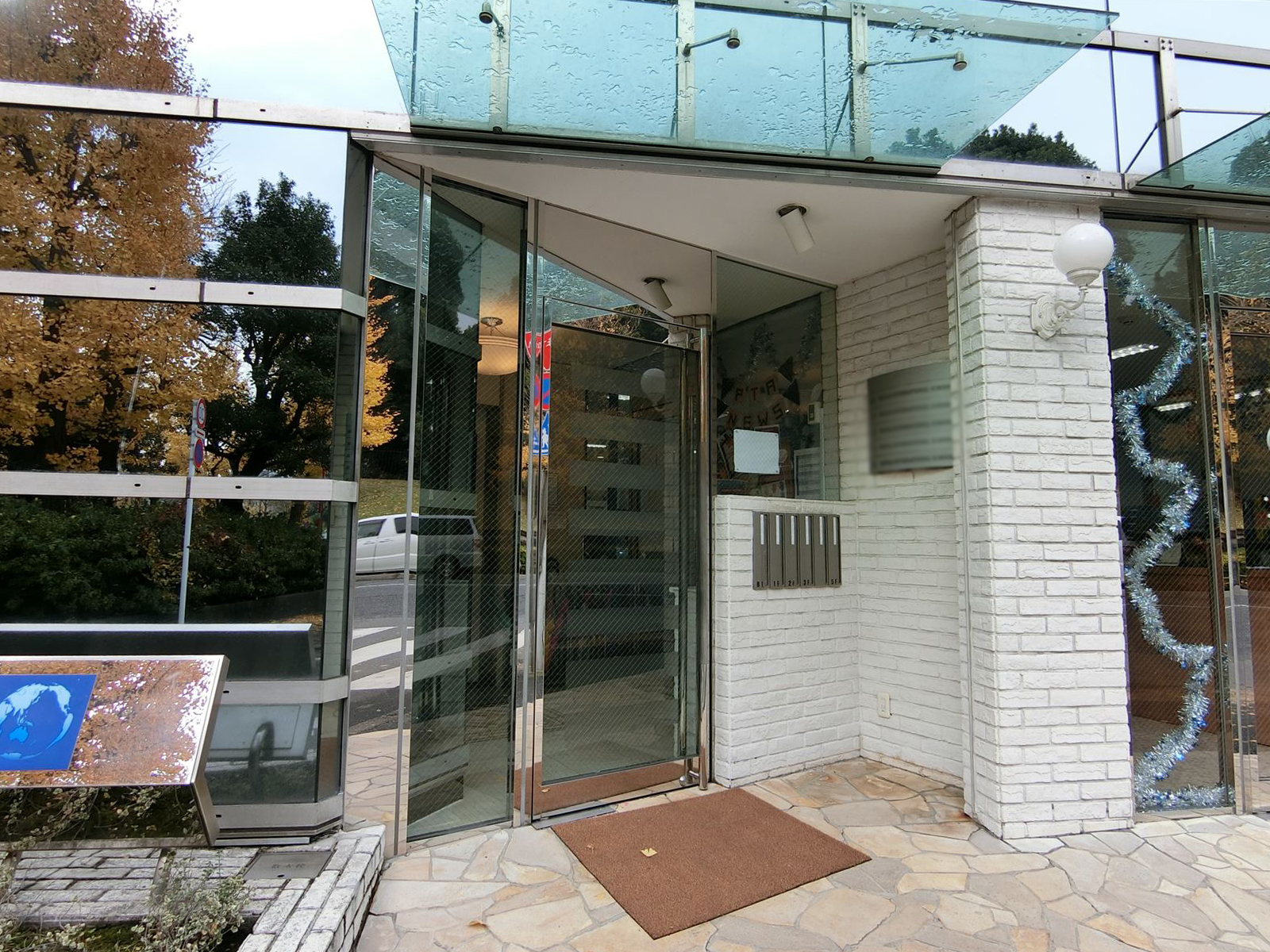 オフィスビル出入り口