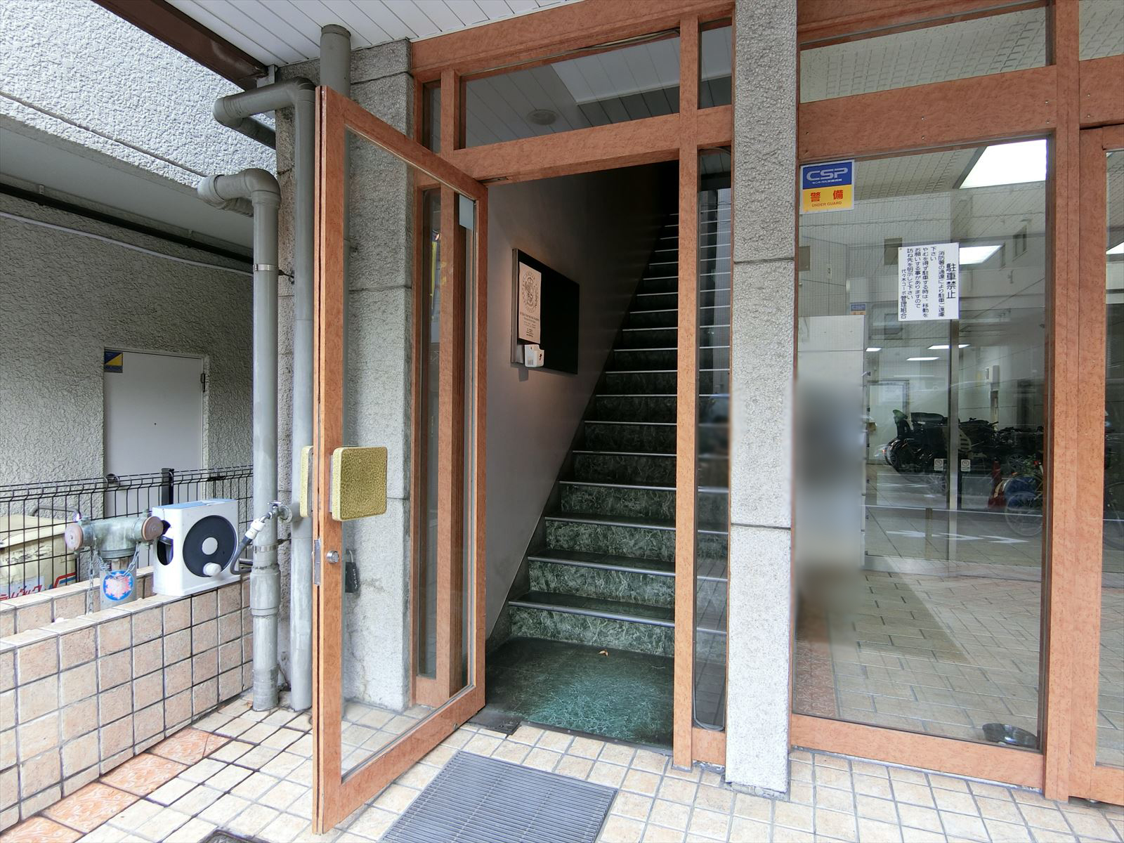 2階テナント専用出入口