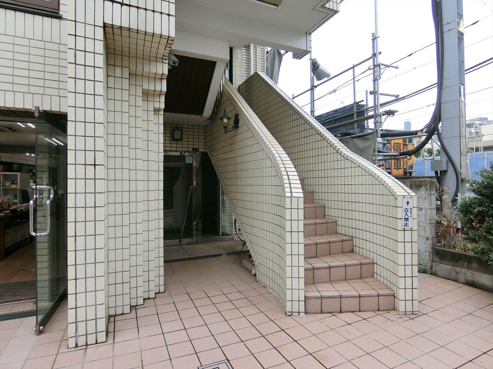 オフィスビル出入り口