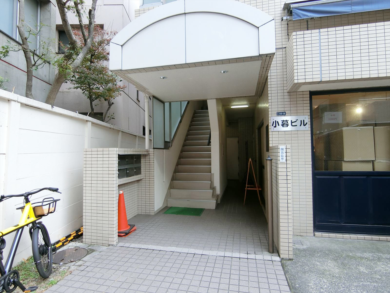 オフィスビル出入り口