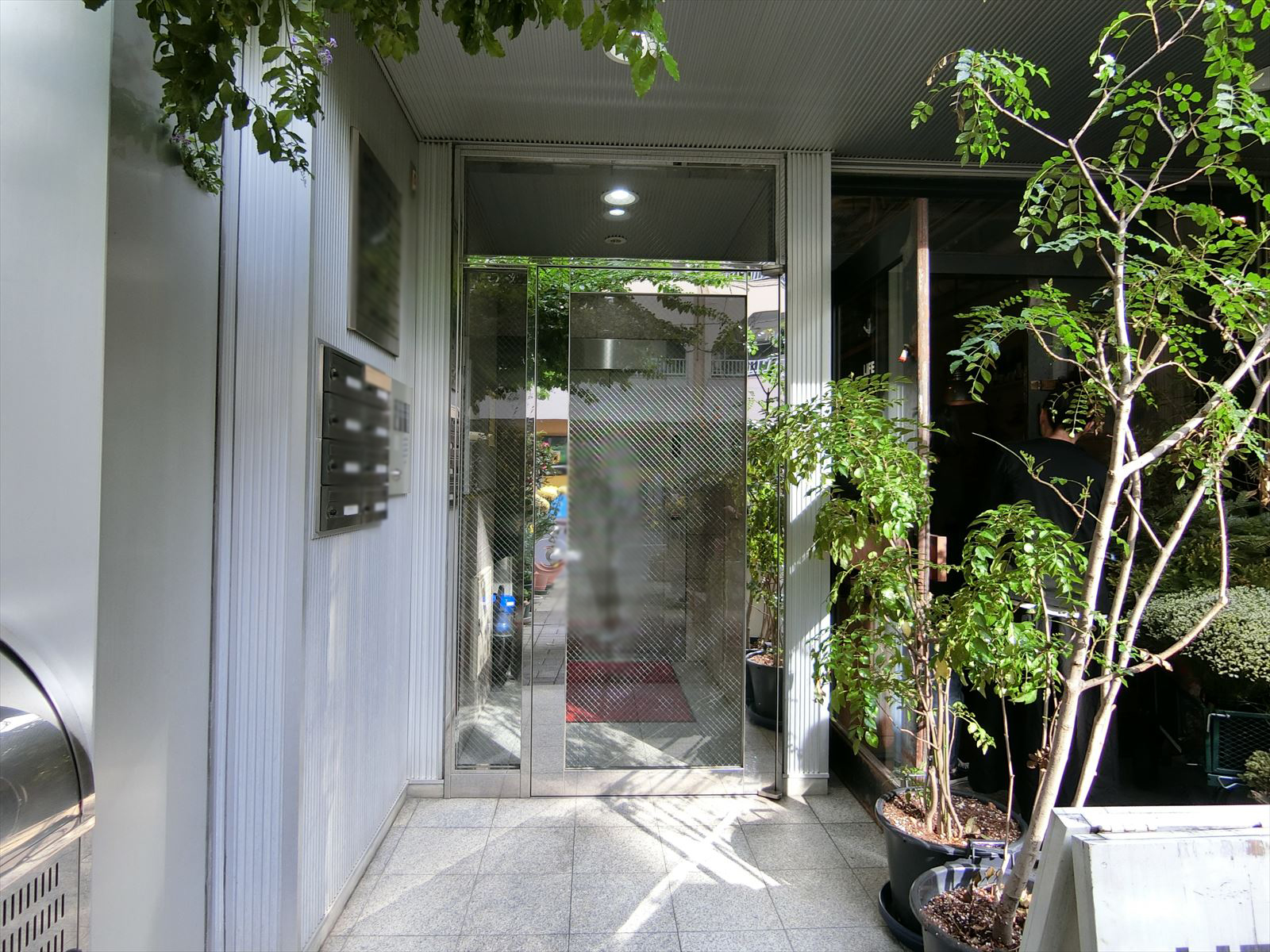 オフィスビル出入口