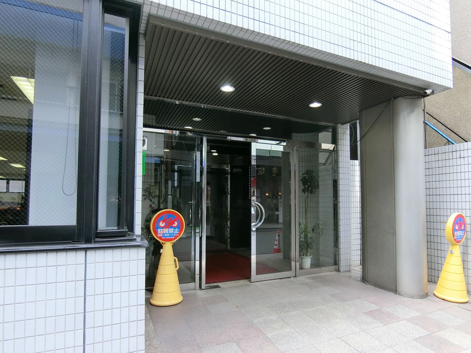 オフィスビル出入口