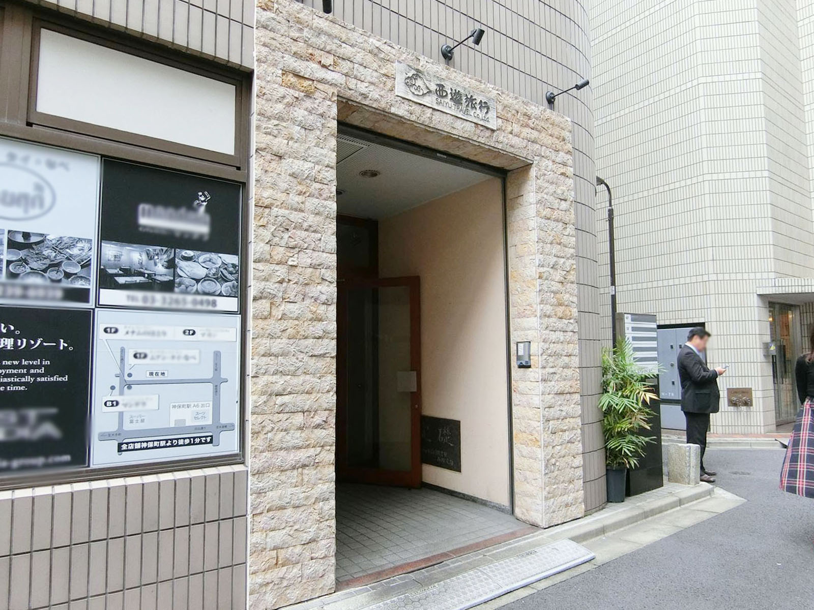 オフィスビル出入口