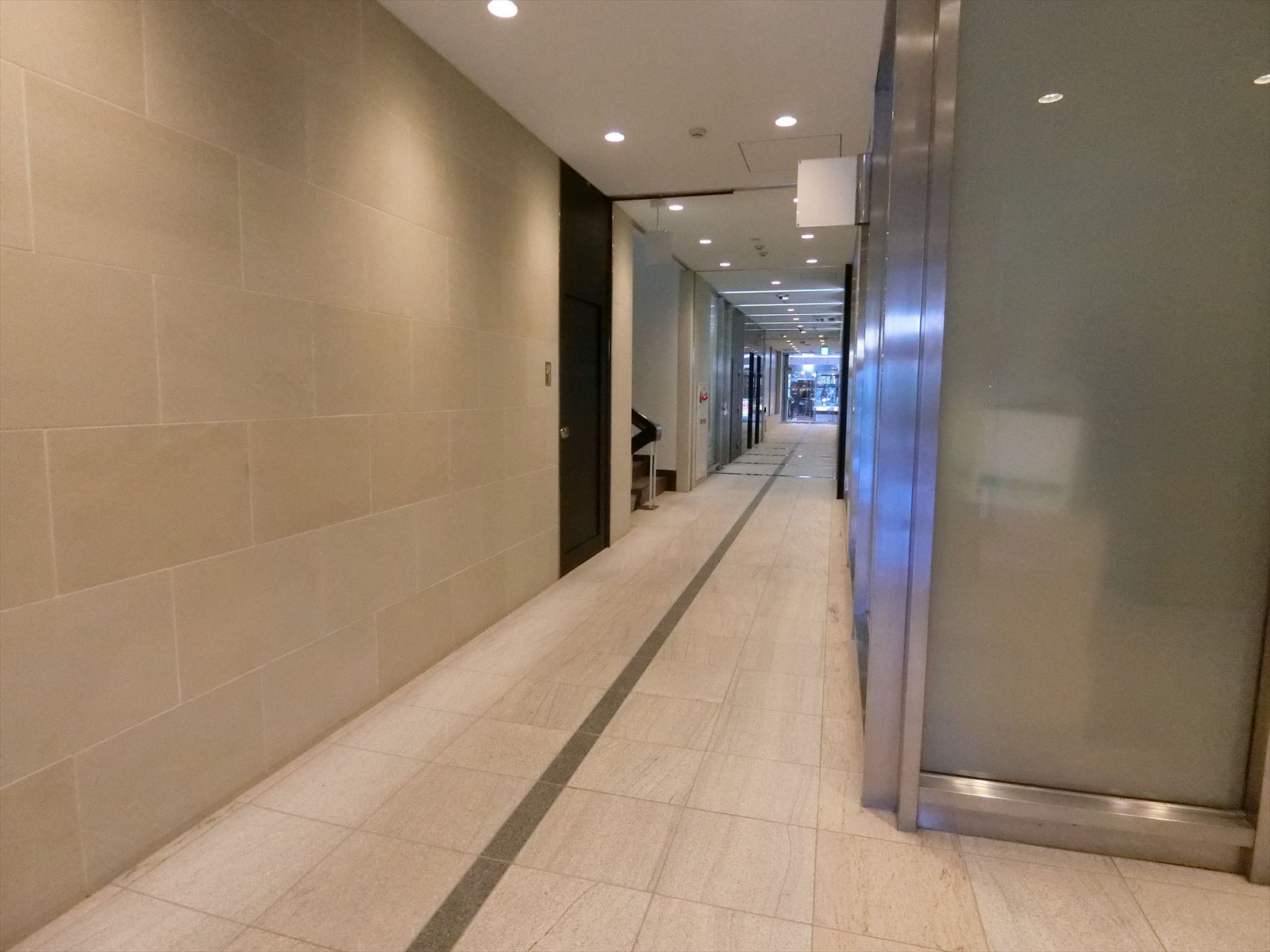 エレベーターまでの通路