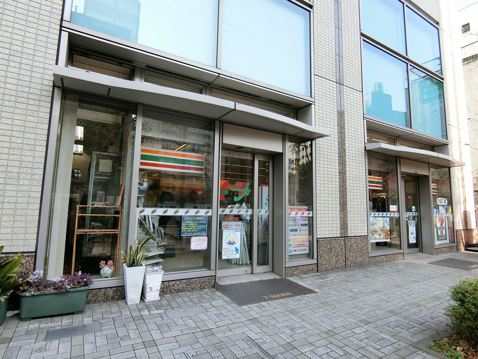 1階のセブンイレブン中央区新川一丁目店