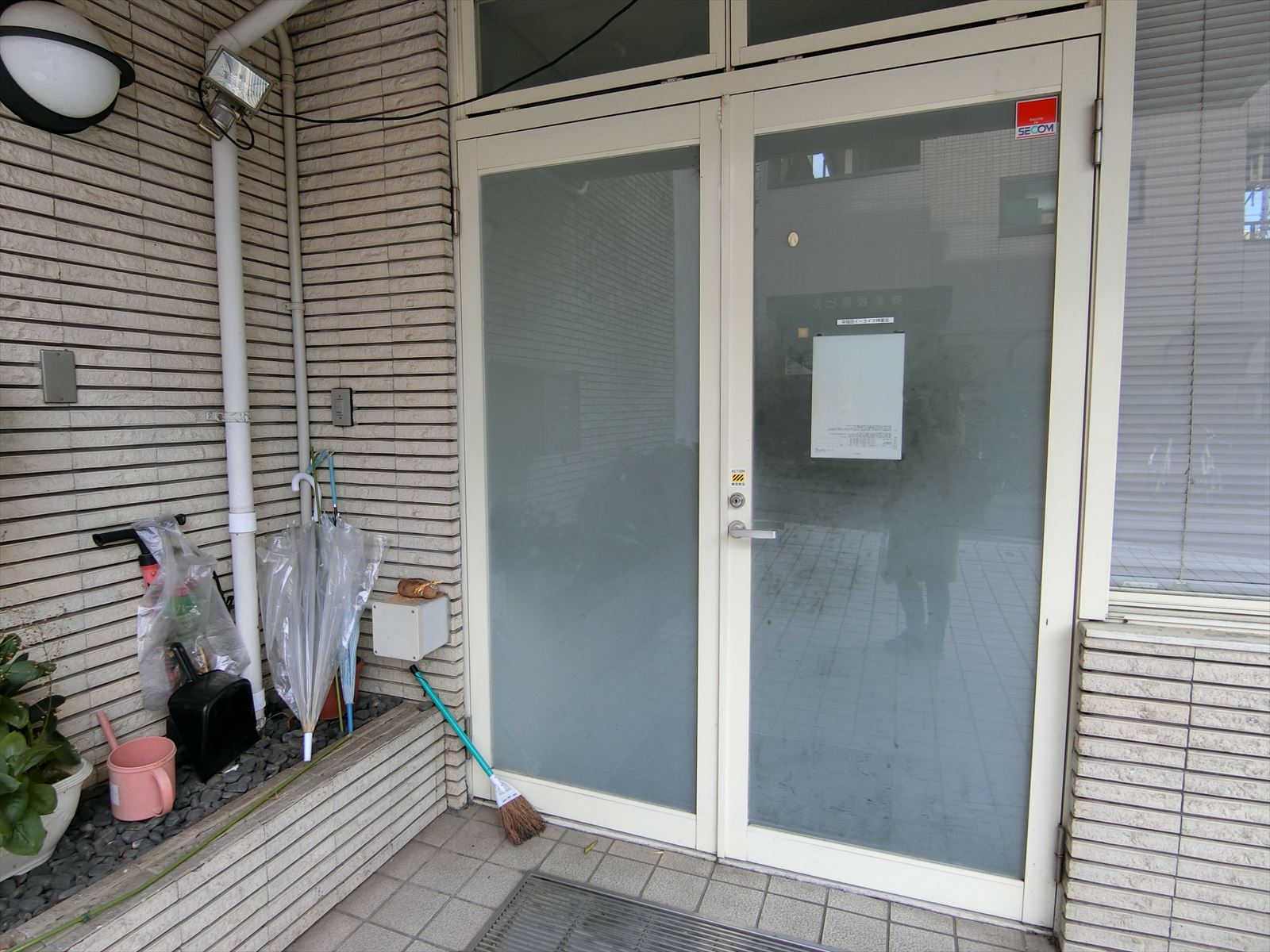 オフィスビル出入口