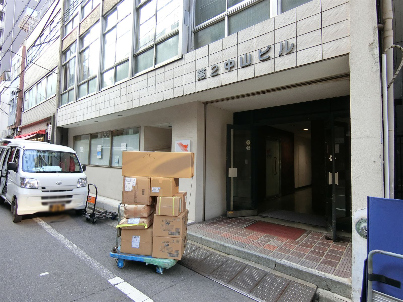 オフィスビル出入り口