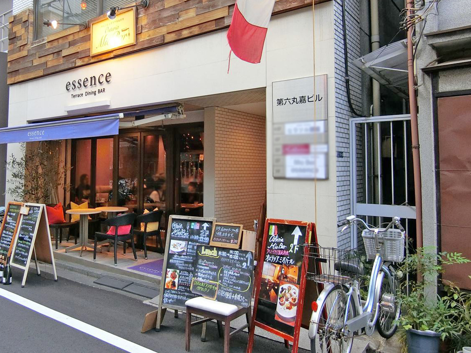 オフィスビル出入り口