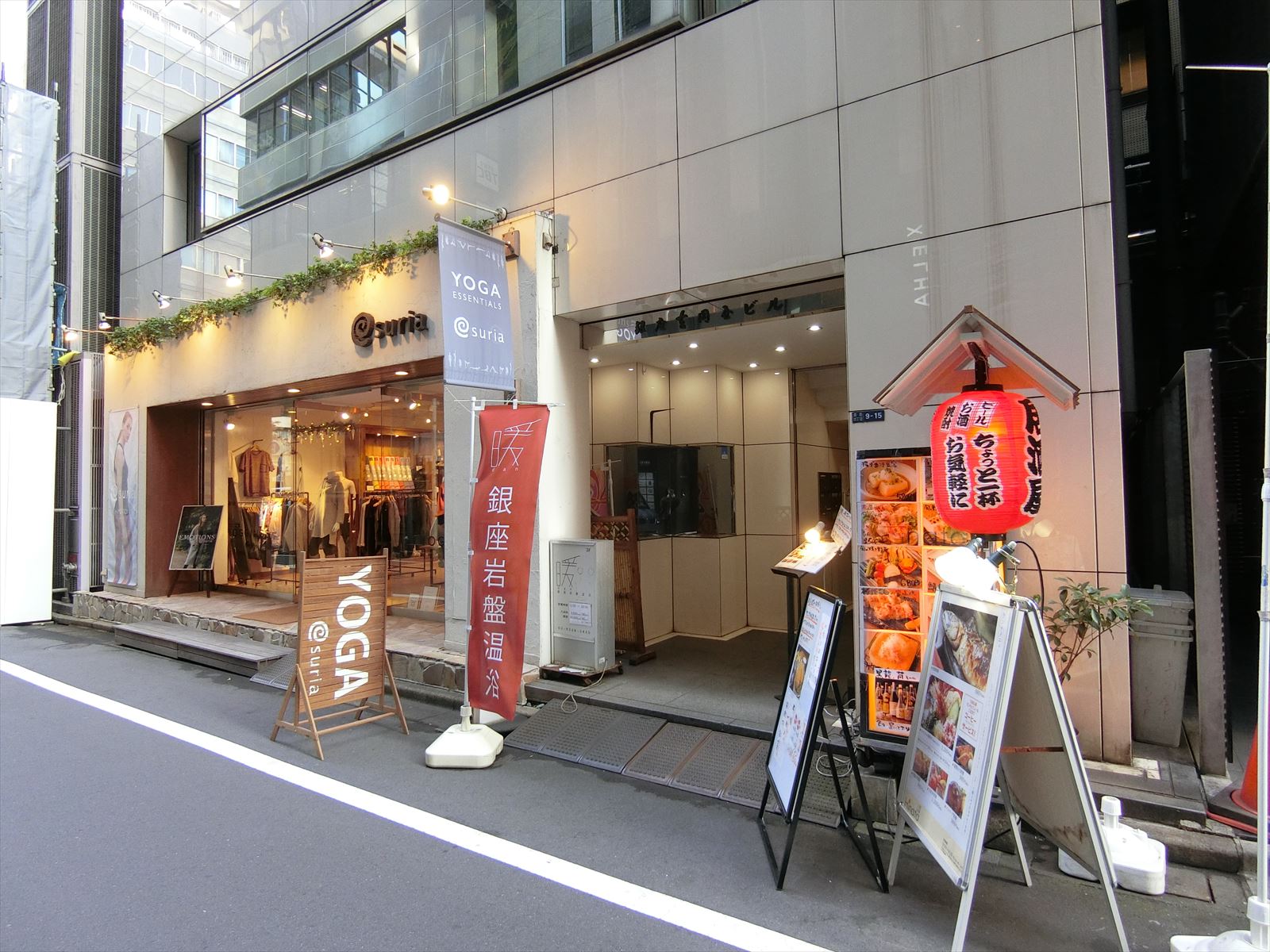 オフィスビル出入り口