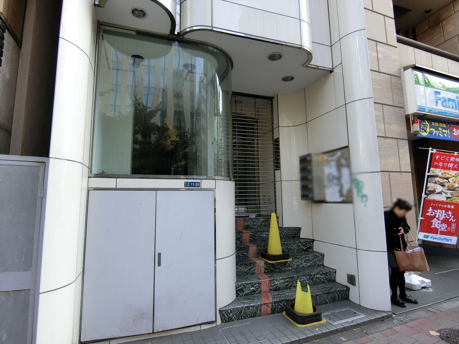 オフィスビル出入り口