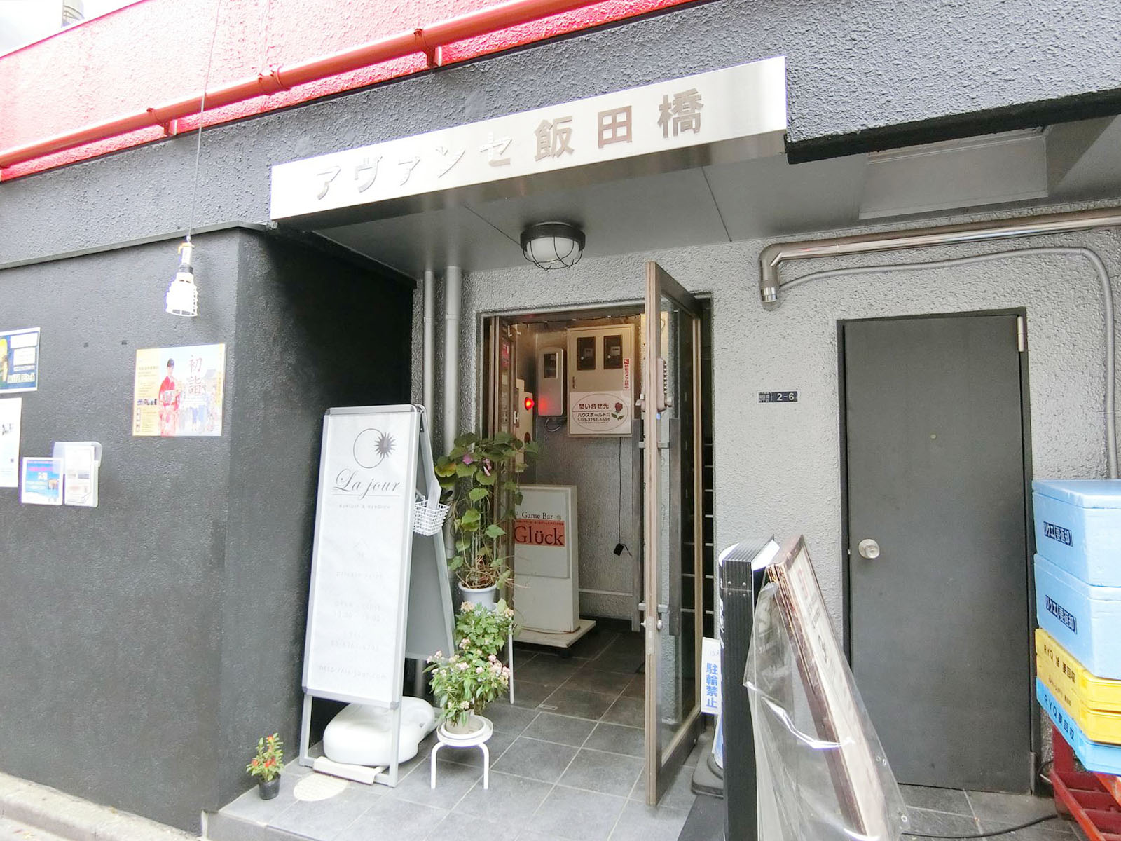 オフィスビル出入口