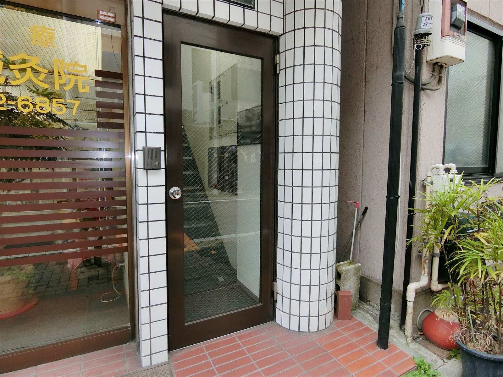 オフィスビル出入口