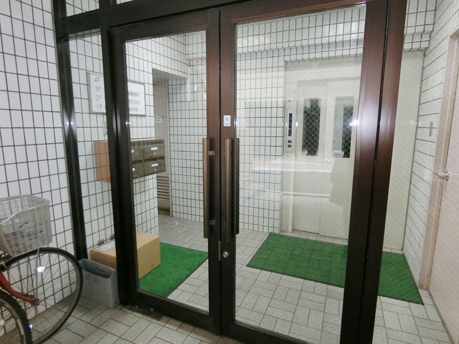 オフィスビル出入口