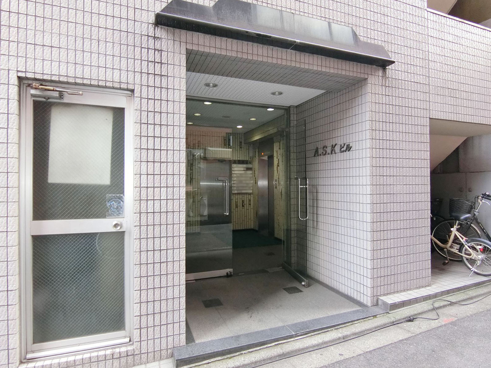 オフィスビル出入口