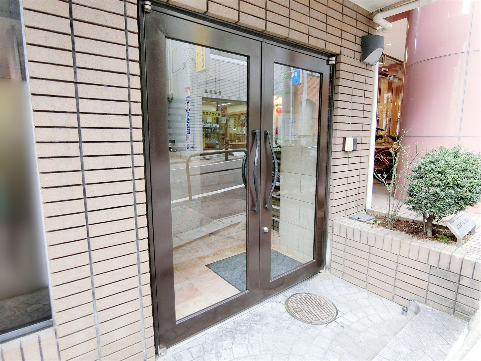 オフィスビル出入口