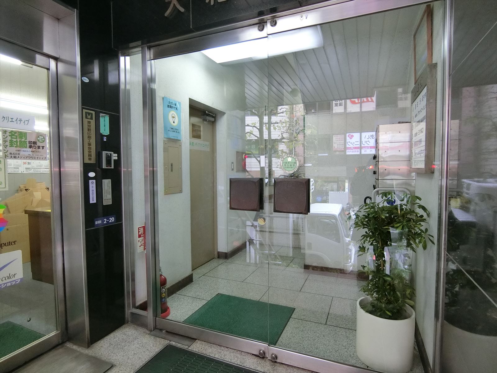 オフィスビル出入口