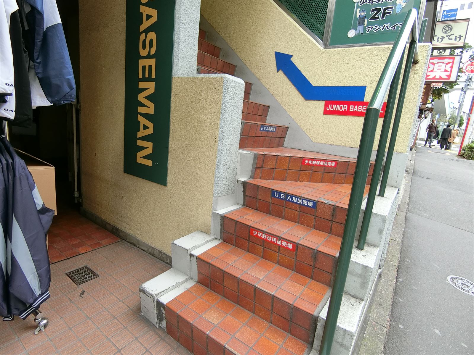 オフィスビル出入口