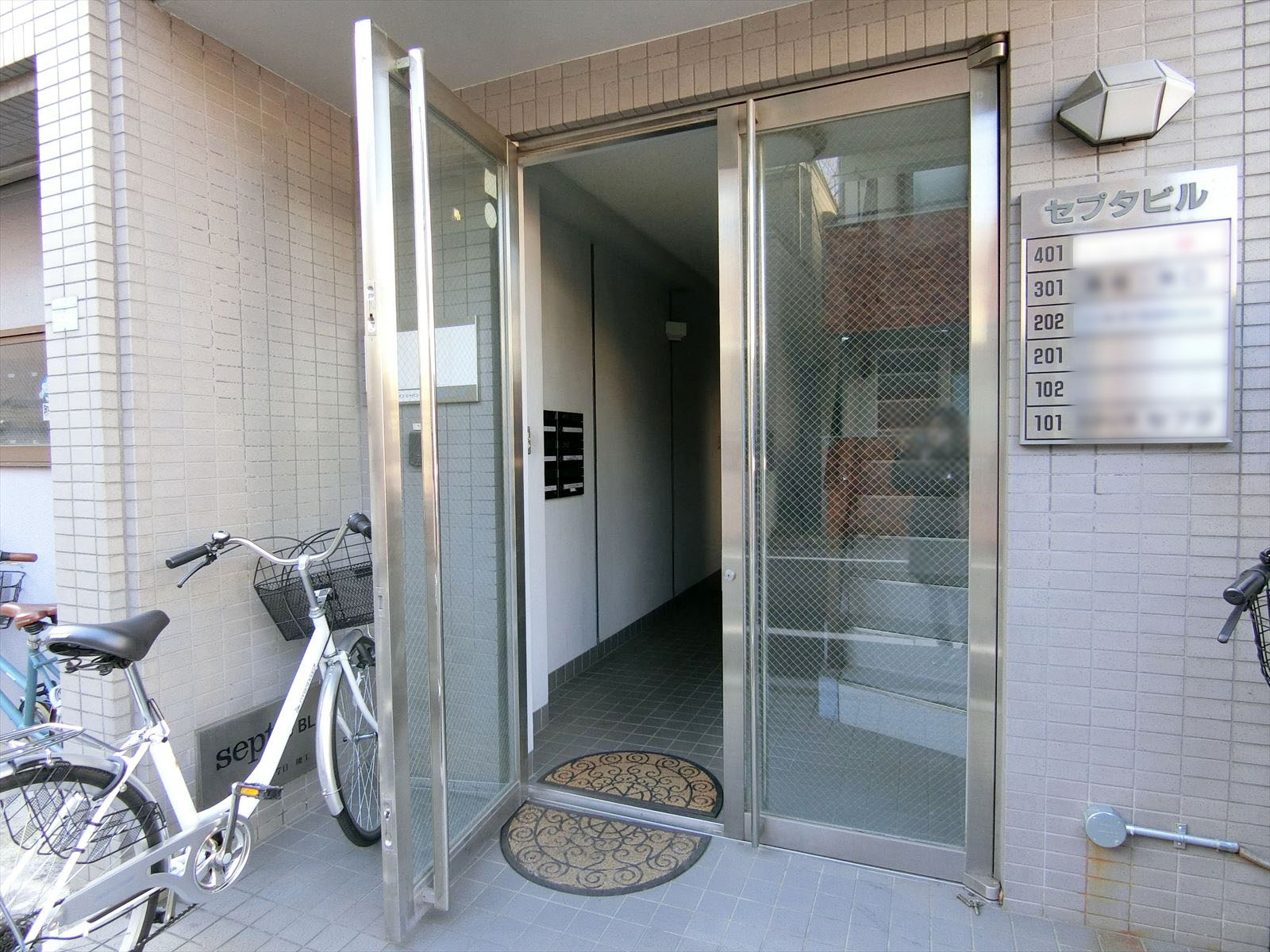 オフィスビル出入口