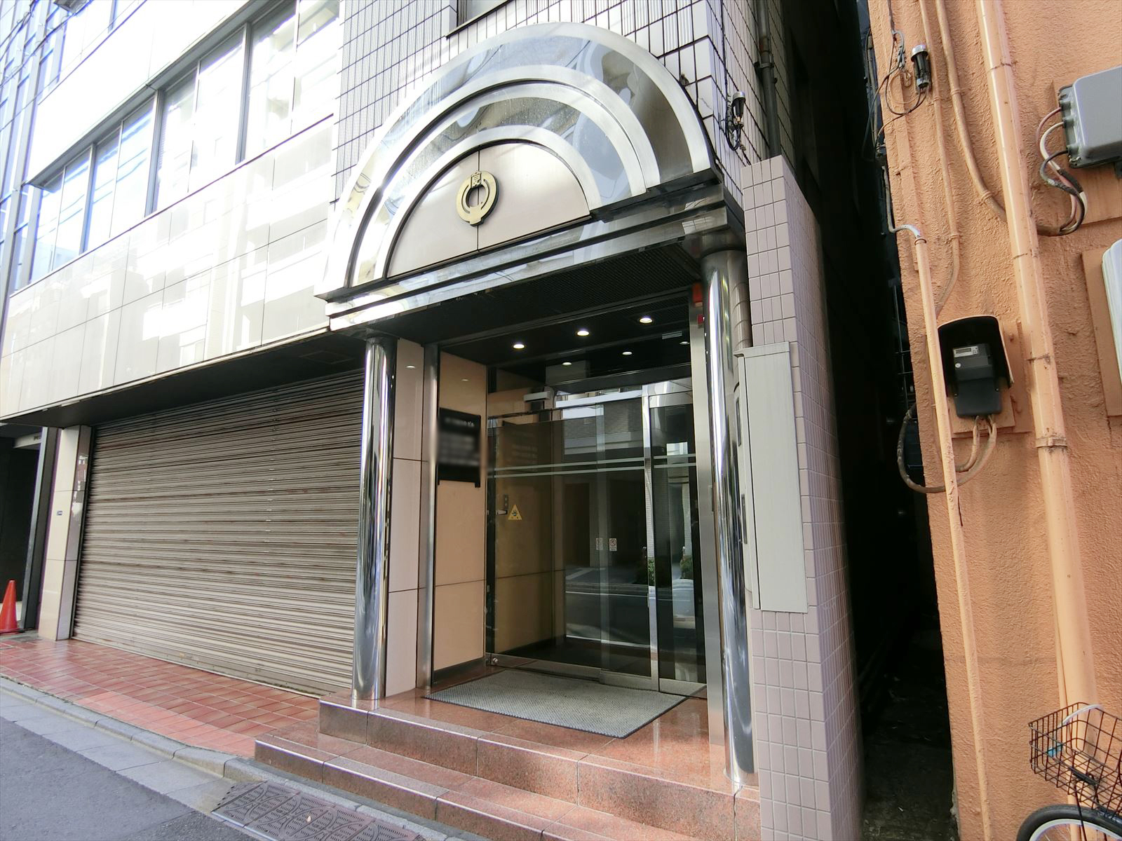 オフィスビル出入り口