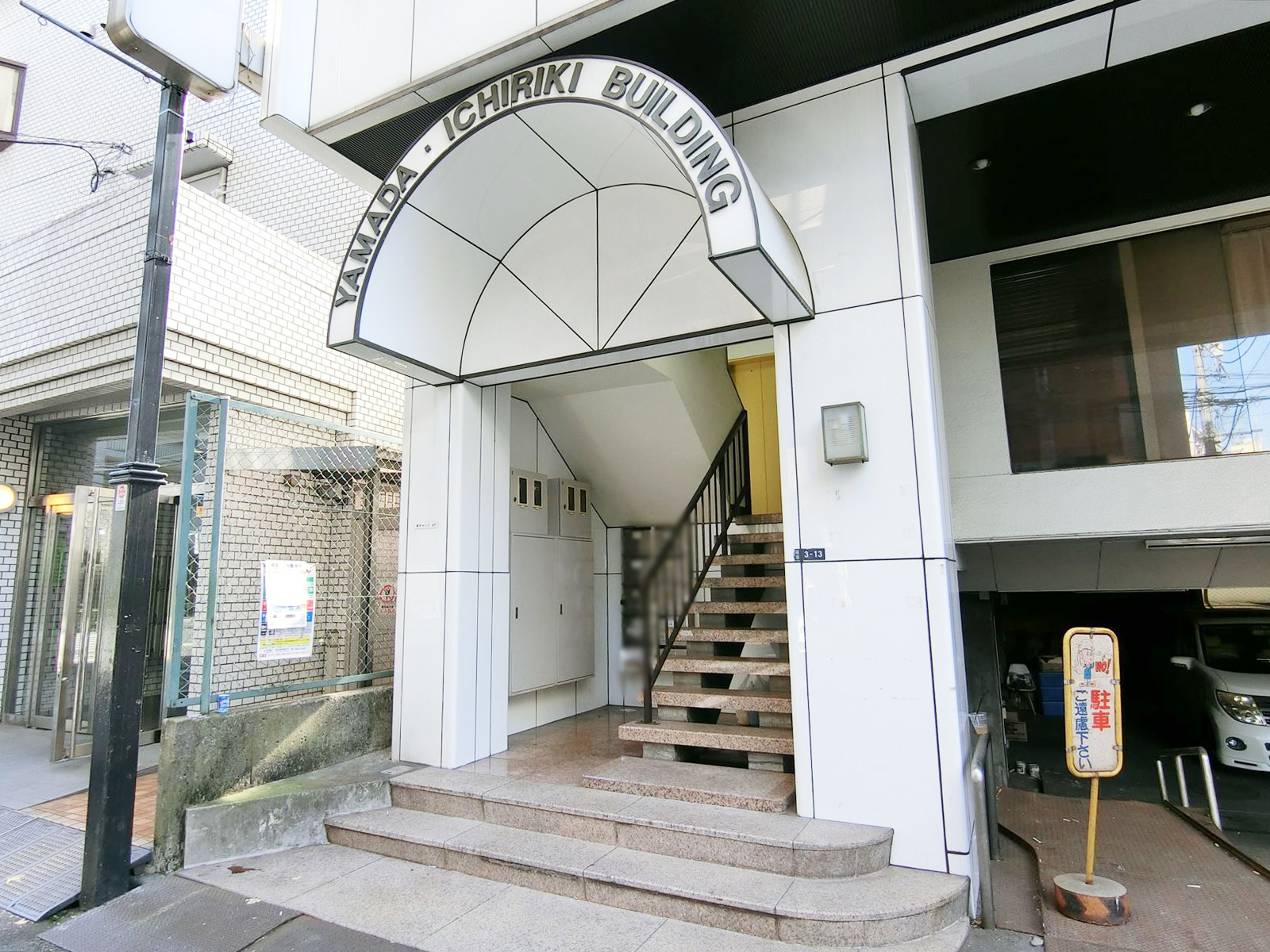 オフィスビル出入り口