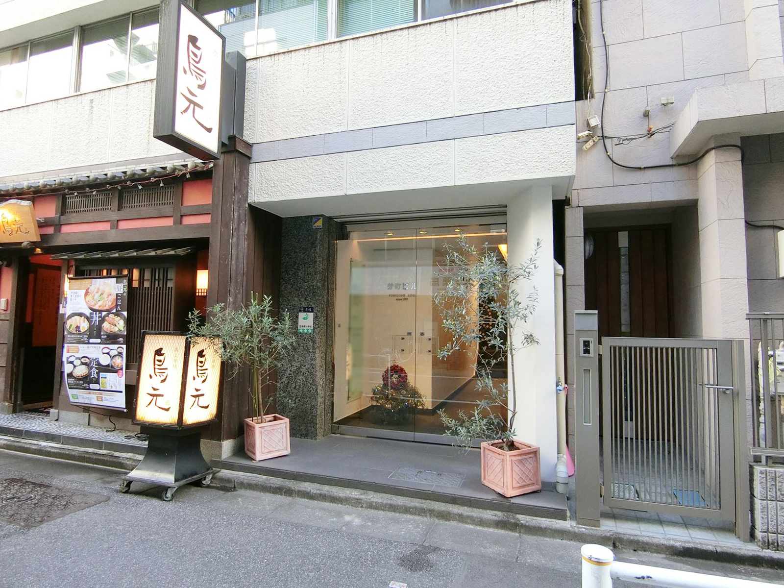 オフィスビル出入り口