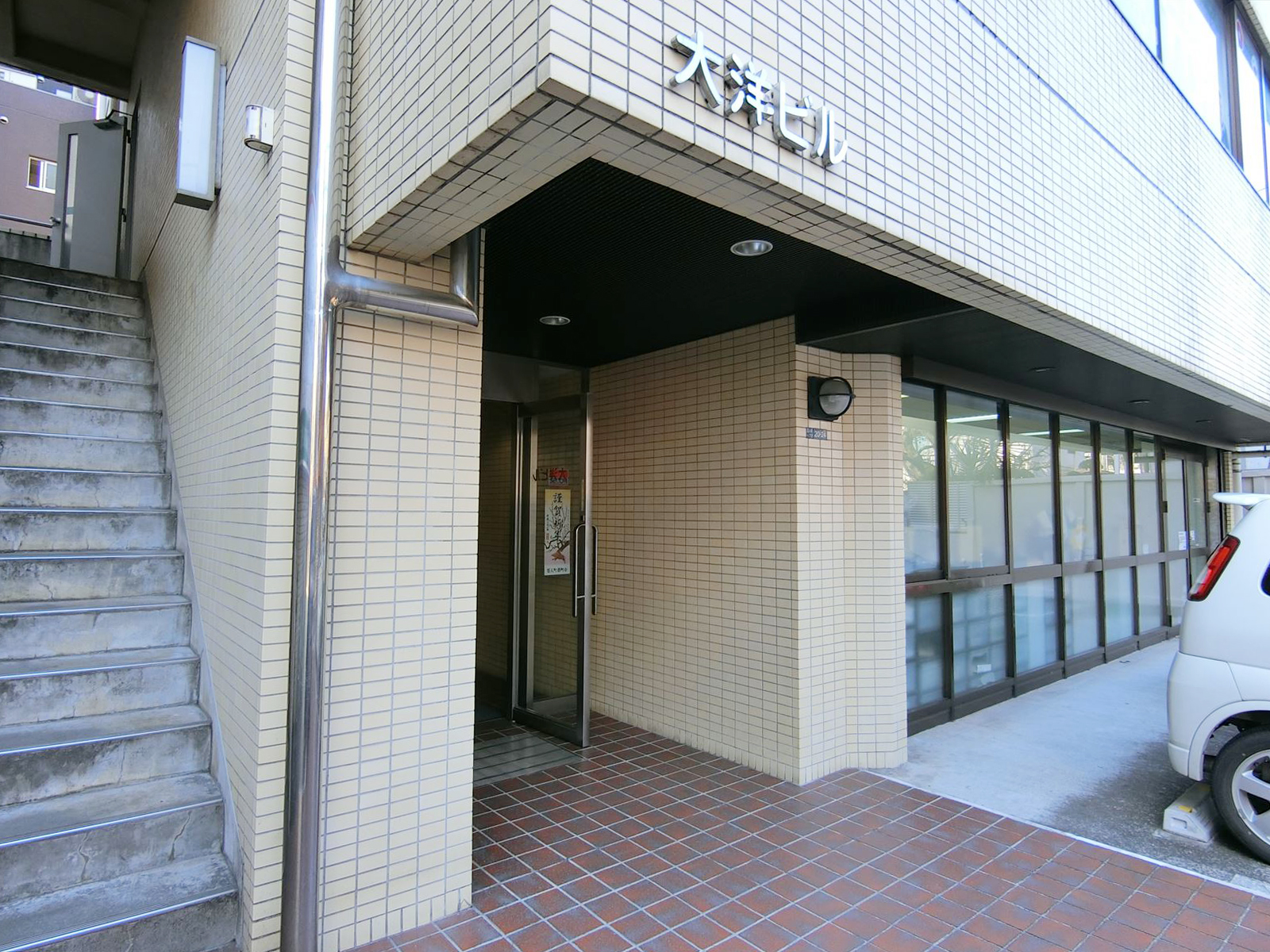 オフィスビル出入り口