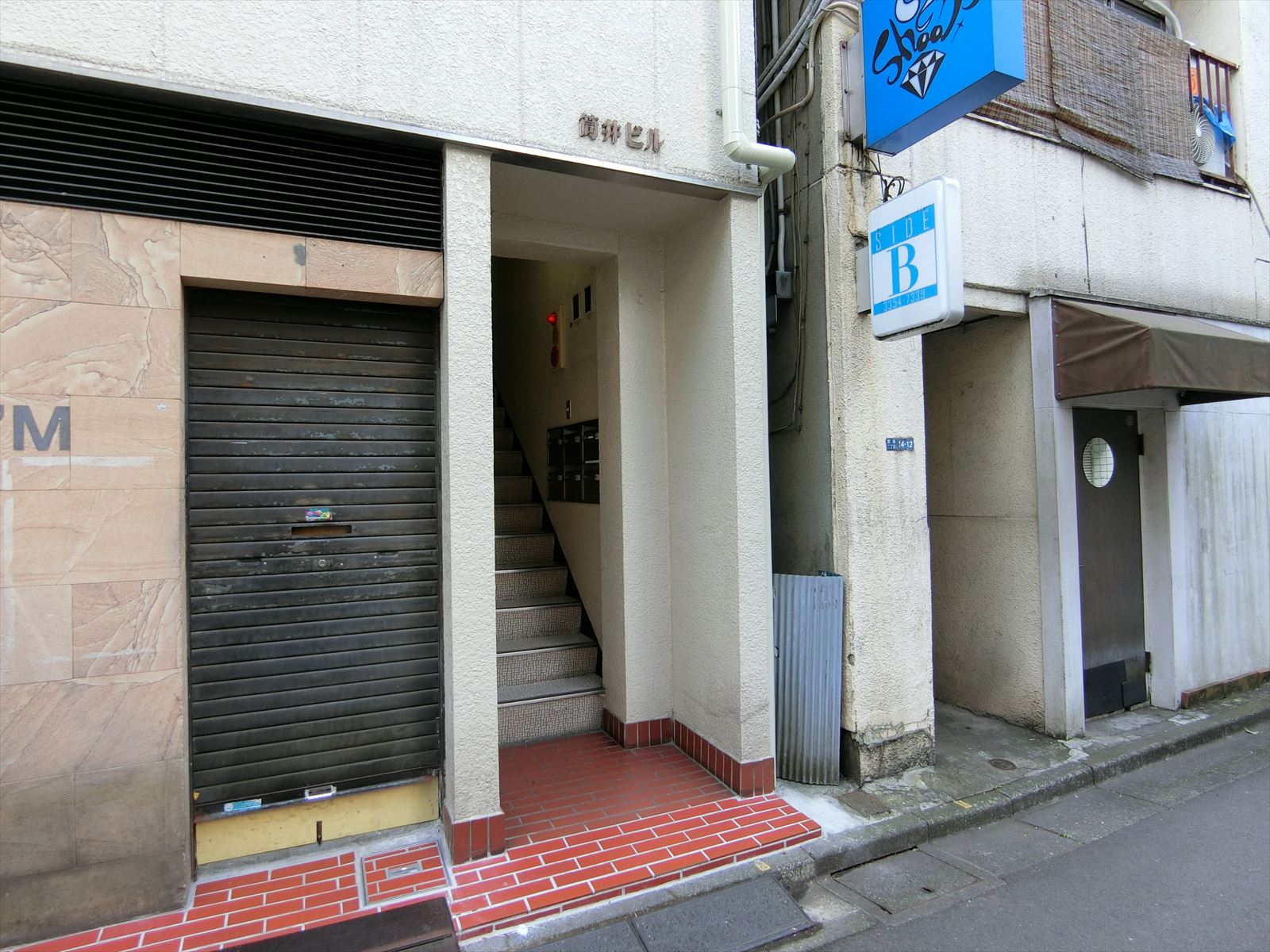 オフィスビル出入り口