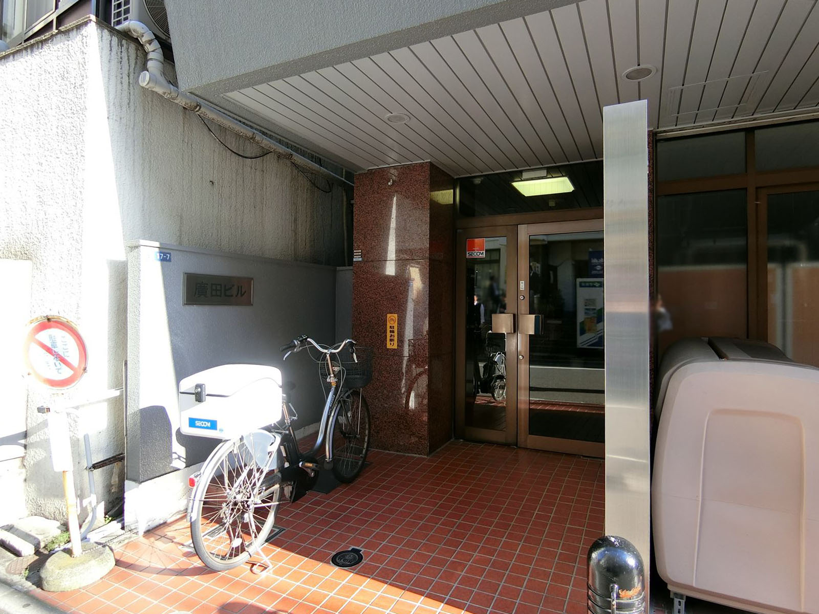 オフィスビル出入り口
