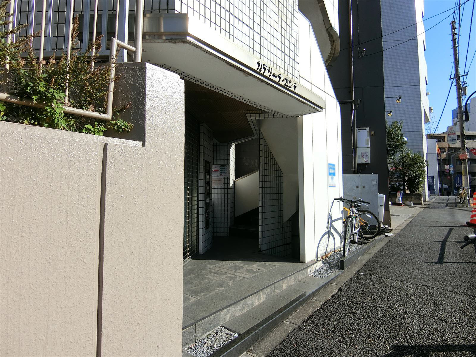 オフィスビル出入り口