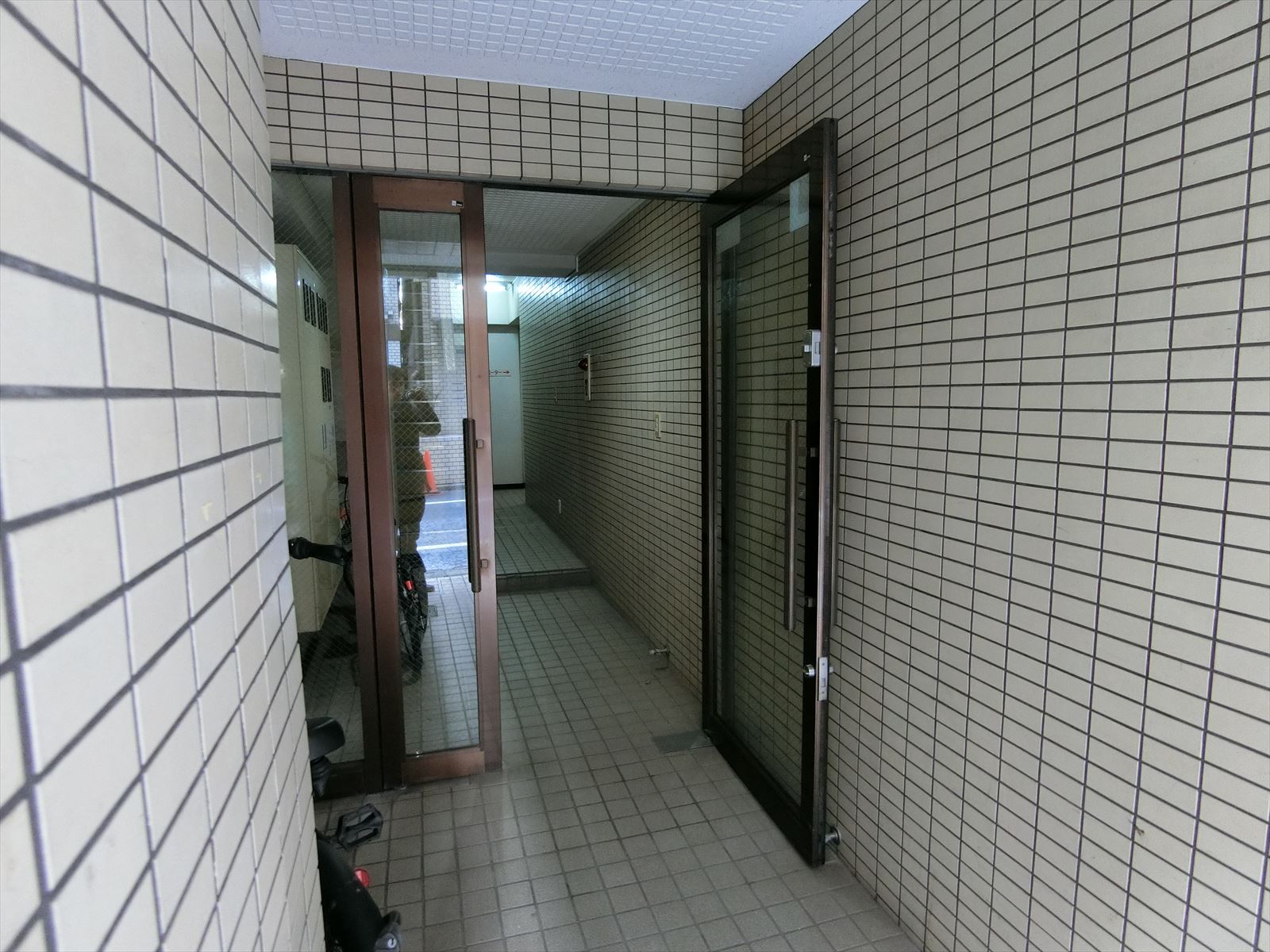 オフィスビル入り口