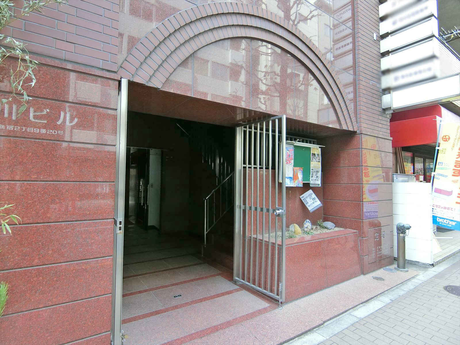 オフィスビル入り口