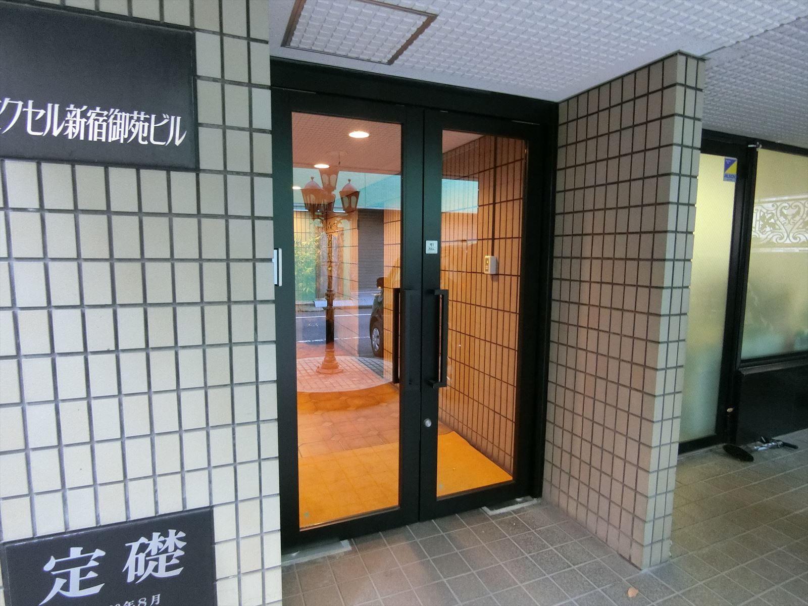 オフィスビル出入口