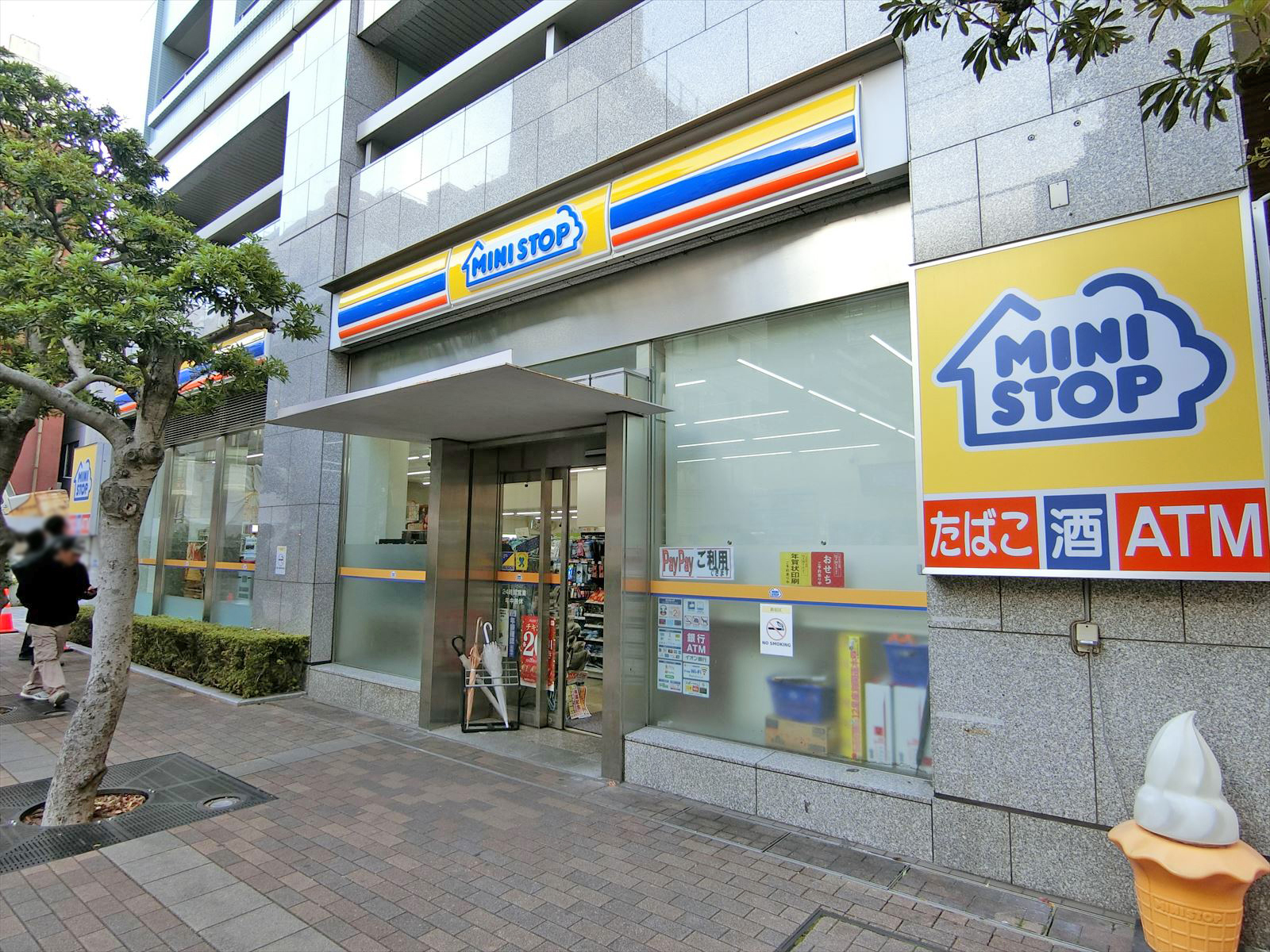 1階のミニストップ新宿花園通り店