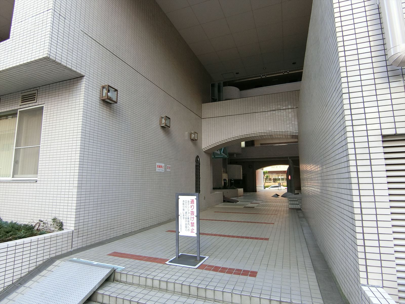 オフィスビル入り口