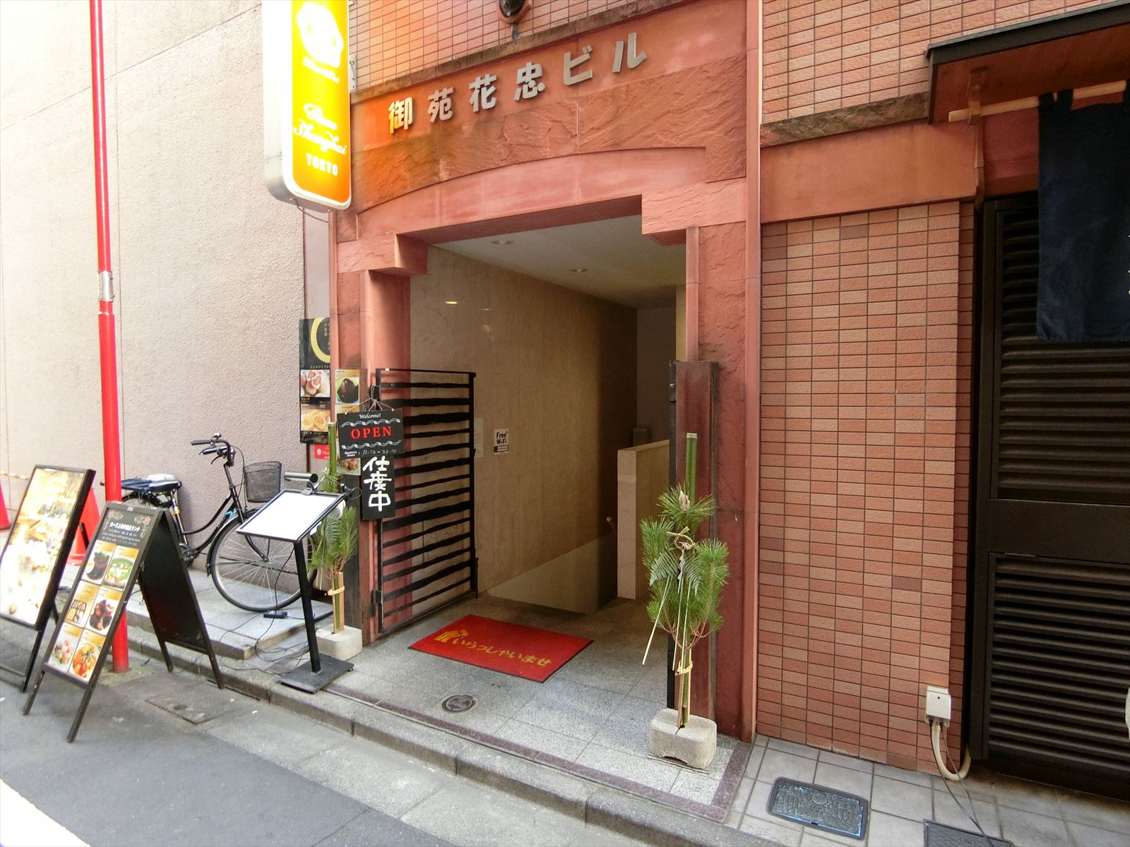 オフィスビル入り口