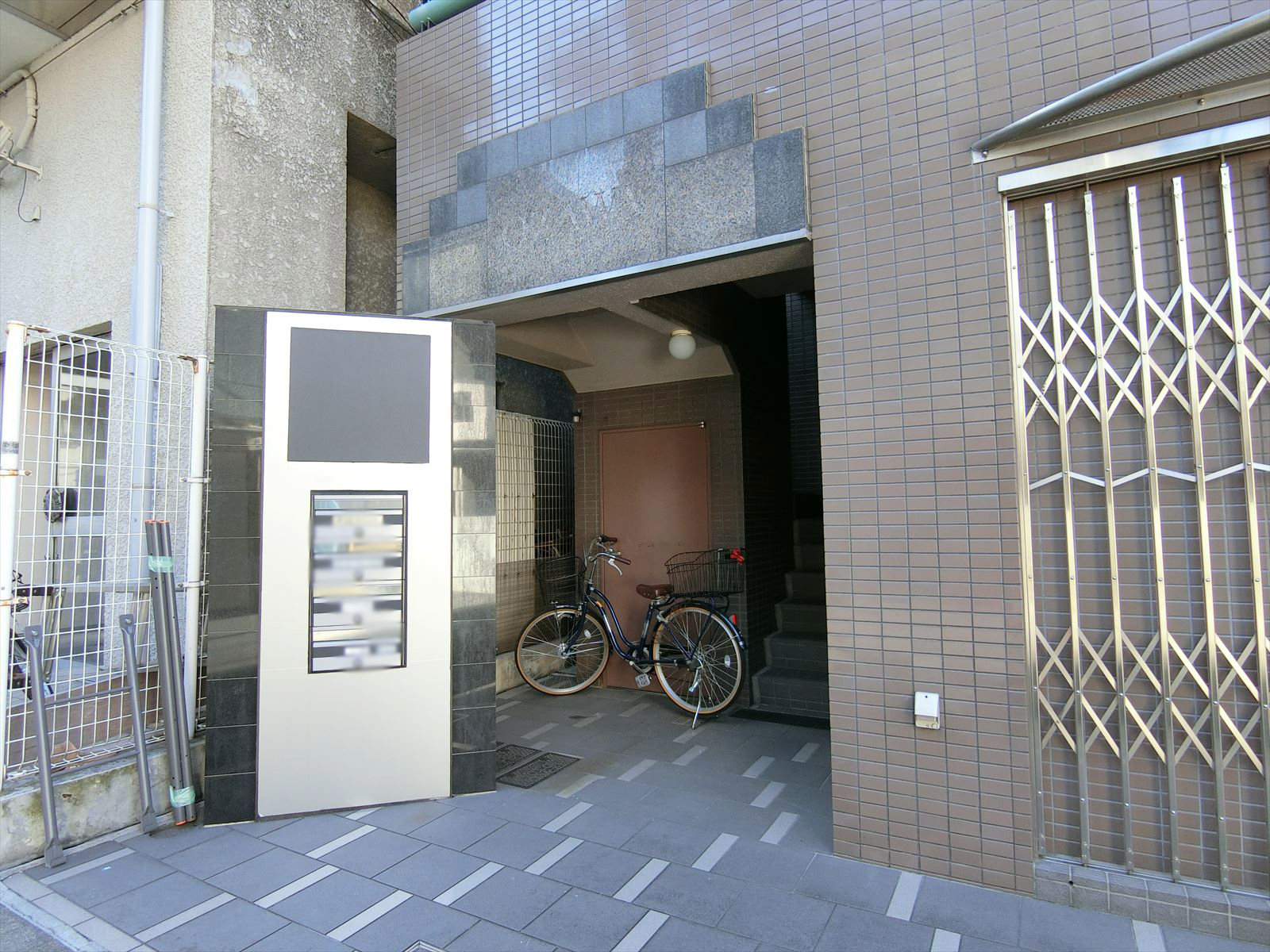オフィスビル出入り口