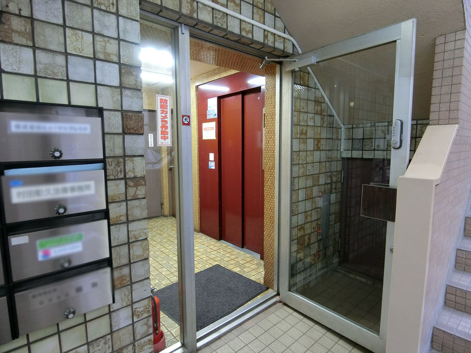オフィスビル入り口