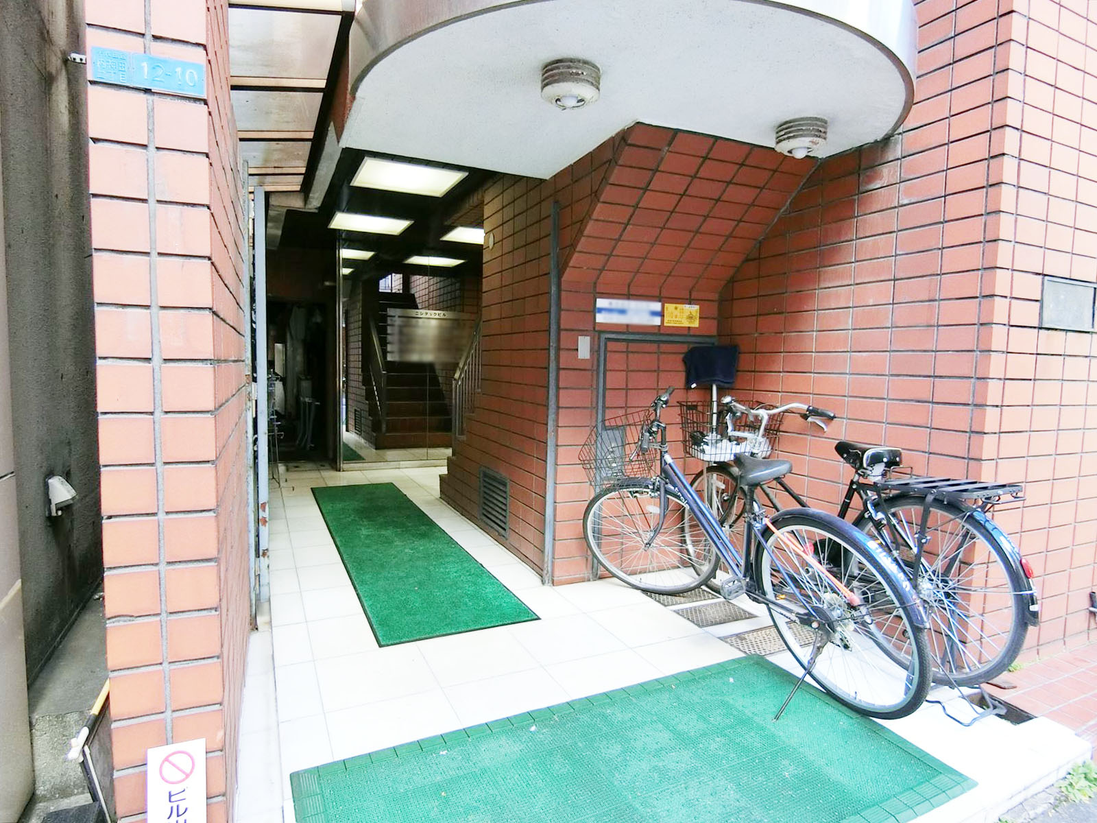 オフィスビル出入口